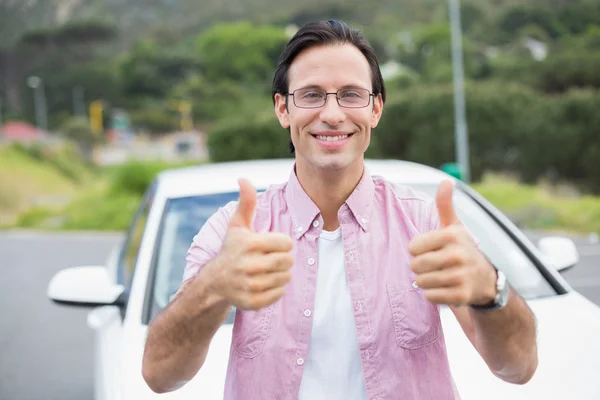 Uomo sorridente mostrando pollici in su — Foto Stock