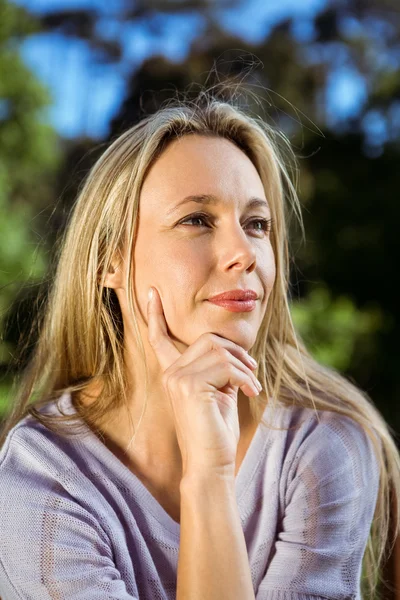 Mooie blonde denken in het park — Stockfoto