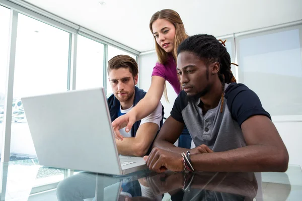 Kreativa team med laptop — Stockfoto