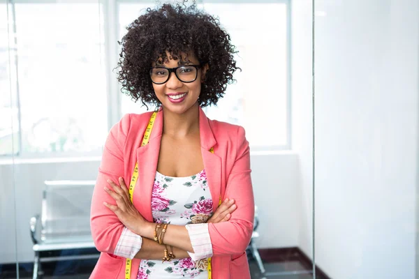 Retrato de mujer confiada diseñadora de moda — Foto de Stock