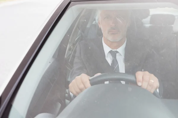 Hombre enfocado sentado al volante — Foto de Stock