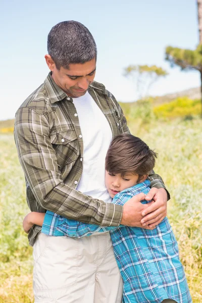 Padre e hijo en el campo —  Fotos de Stock