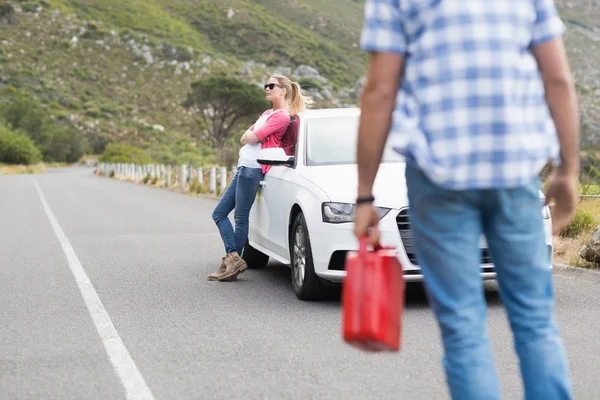 Koppel na een autopech — Stockfoto