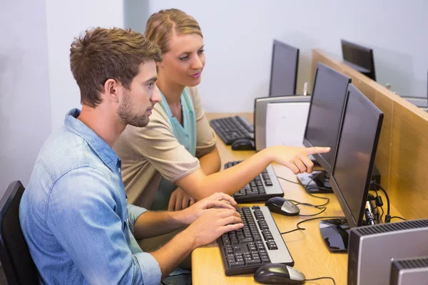 Students working on computer together — Stock Photo, Image