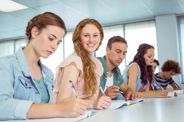 Mode student glimlachen op camera — Stockfoto