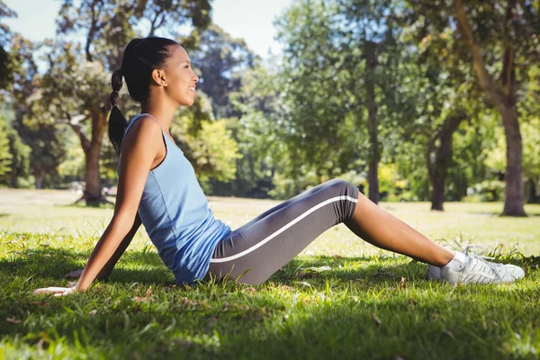 Donna in forma seduta nel parco — Foto Stock