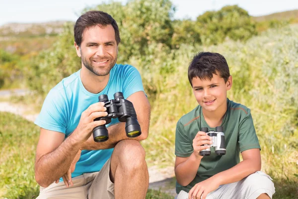 Baba ve oğul kırsal kesimde — Stok fotoğraf