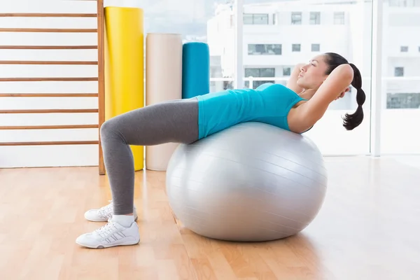 Frau trainiert auf Fitnessball — Stockfoto