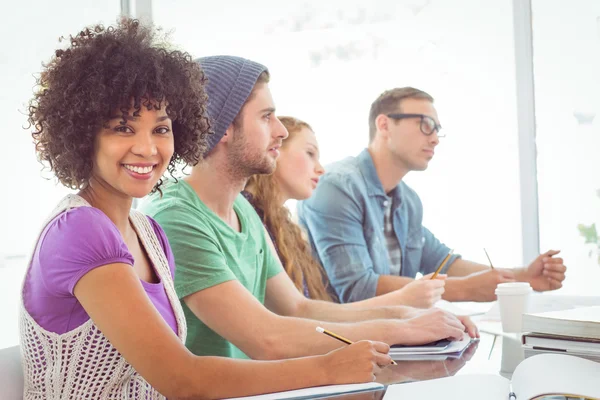 Mode studenten die werken als een team — Stockfoto