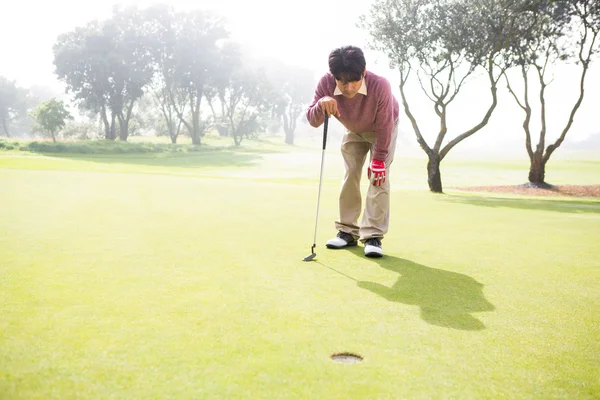 Golfer schaut auf das Loch — Stockfoto