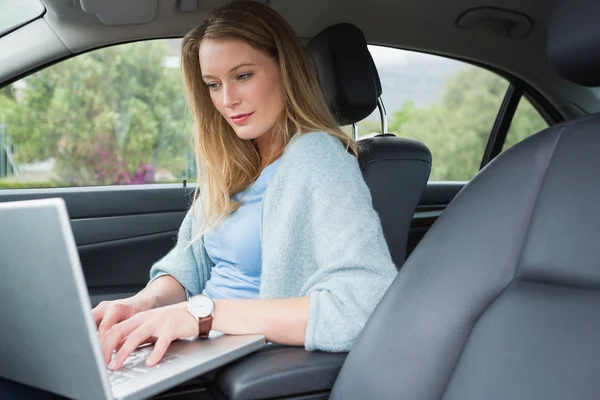 Jeune femme travaillant sur le siège du conducteur — Photo