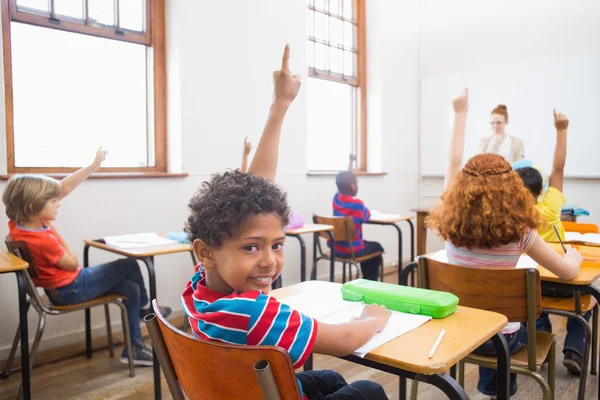 Aluno levantando as mãos durante a aula — Fotografia de Stock