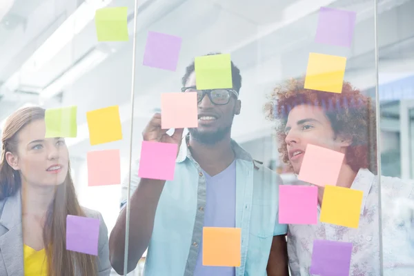 Equipo creativo escribiendo en notas adhesivas — Foto de Stock