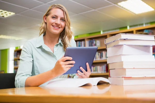 Graziosa studentessa che studia in biblioteca con tablet — Foto Stock