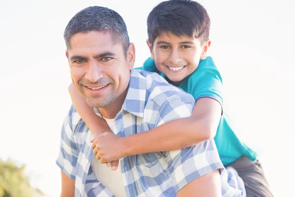 Padre e hijo en el campo — Foto de Stock