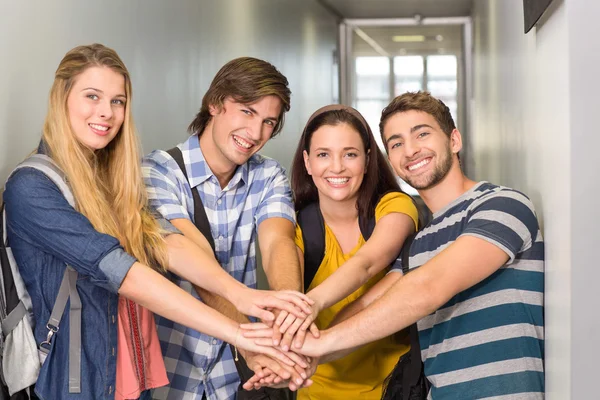 Estudantes universitários colocando as mãos juntas — Fotografia de Stock