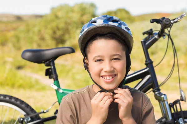 Kleiner Junge auf einer Radtour — Stockfoto