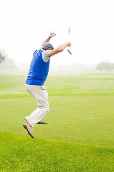 Enthousiast golfer uit springen — Stockfoto