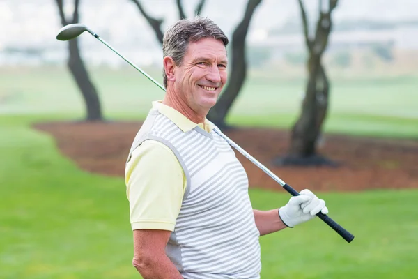 Golfista de pé e balançando seu clube — Fotografia de Stock