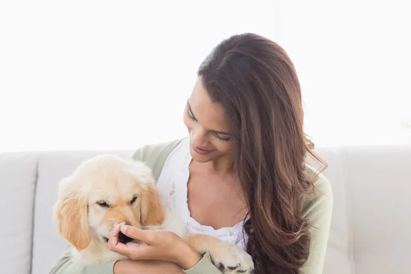 Mujer feliz jugando con cachorro — Foto de Stock