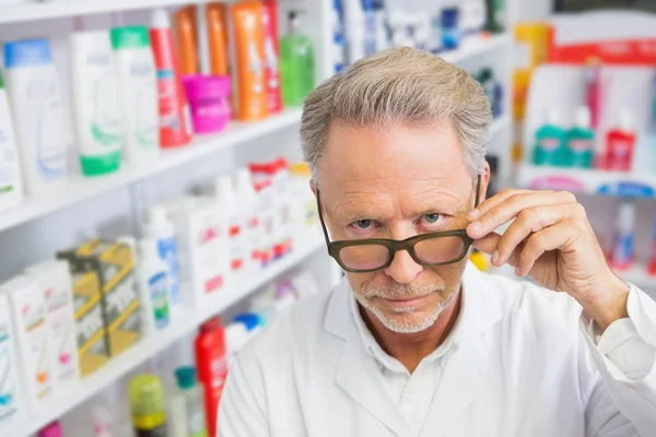 彼は眼鏡を持って深刻な薬剤師 — ストック写真
