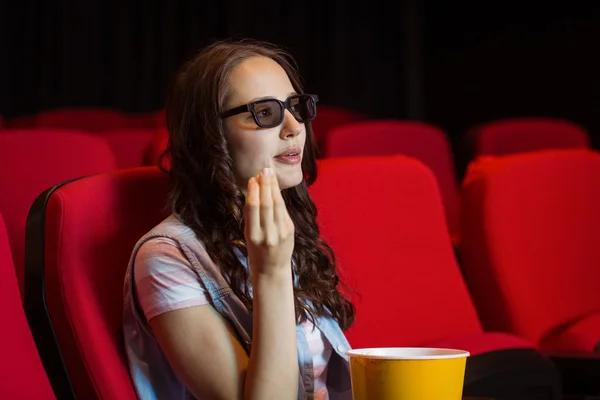 Молодая женщина смотрит 3D фильм — стоковое фото