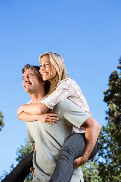 Feliz casal se divertindo — Fotografia de Stock