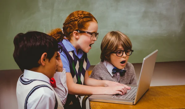 Kleine Schüler mit Laptop geschockt — Stockfoto