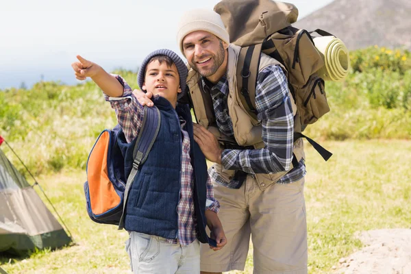 Baba ve oğul dağlarda yürüyüş yapıyor. — Stok fotoğraf