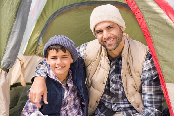 Vater und Sohn im Zelt — Stockfoto