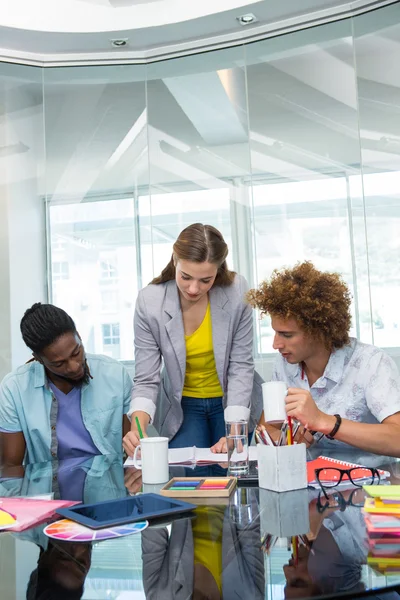 Empresarios creativos trabajando en el escritorio — Foto de Stock