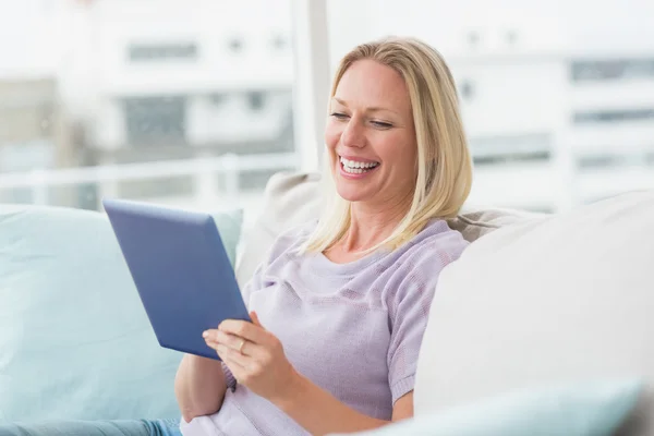 Vrolijke vrouw met behulp van tablet pc — Stockfoto