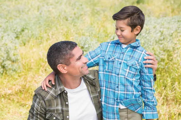 Vader en zoon op het platteland — Stockfoto