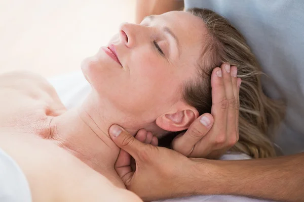 Mulher recebendo massagem no pescoço — Fotografia de Stock