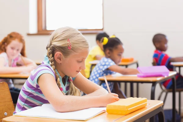 Niedliche Schüler zeichnen am Schreibtisch — Stockfoto