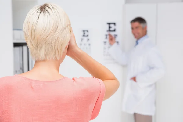 Blonde woman doing eye exam — Stock Photo, Image