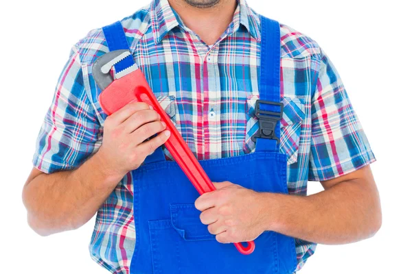 Reparador sosteniendo llave inglesa — Foto de Stock