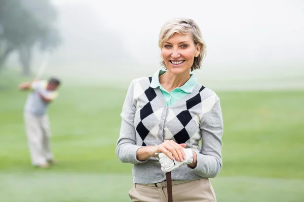 Golferin lächelt in die Kamera — Stockfoto