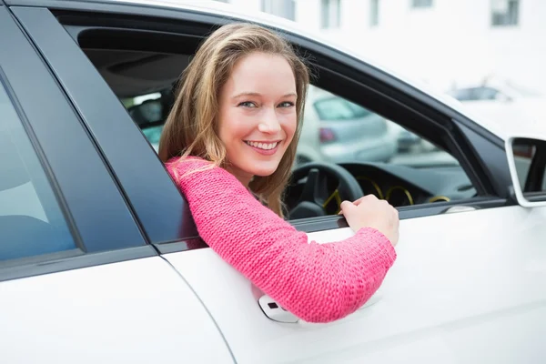 Junge Frau lächelt in Kamera — Stockfoto