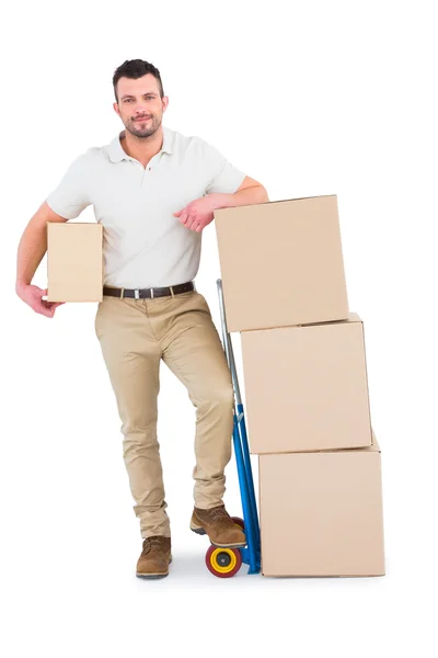 Entrega hombre con carro de cajas — Foto de Stock