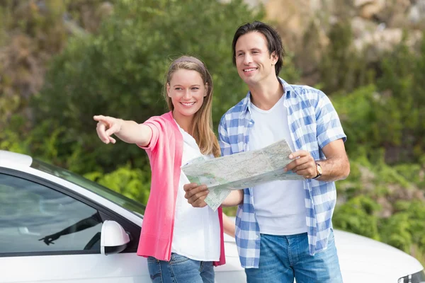 Paar kijken naar de kaart — Stockfoto