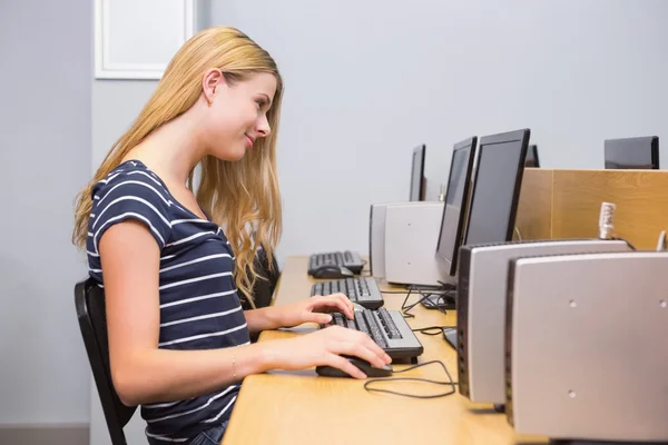 Estudante trabalhando em computador em sala de aula — Fotografia de Stock