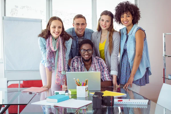 Mode studenten die werken als een team — Stockfoto