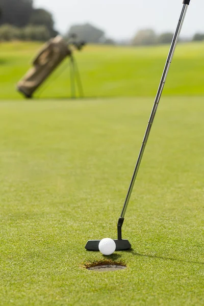 Golf club brengen bal in het gat — Stockfoto