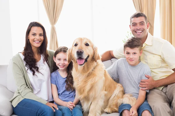 Family sitting with Golden Retriever — Stock Photo, Image