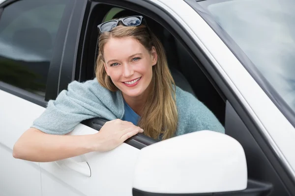 Junge Frau lächelt in Kamera — Stockfoto