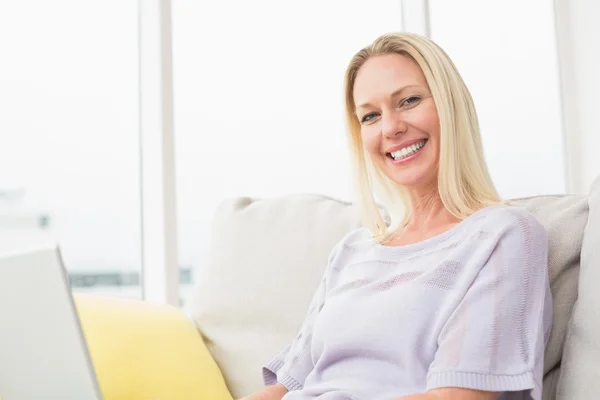 Smiling woman with laptop — Stock Photo, Image