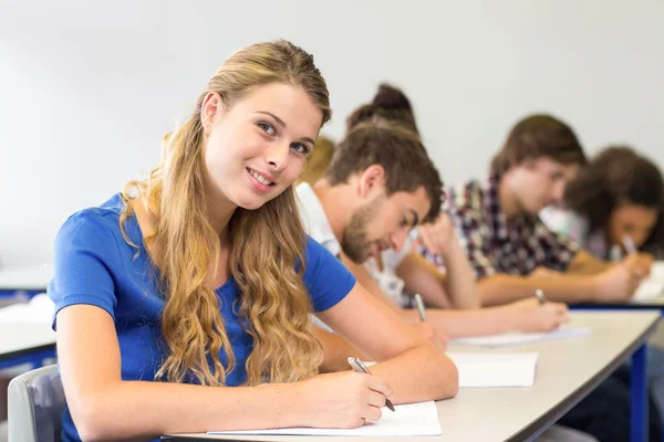 Étudiants écrivant des notes en classe — Photo