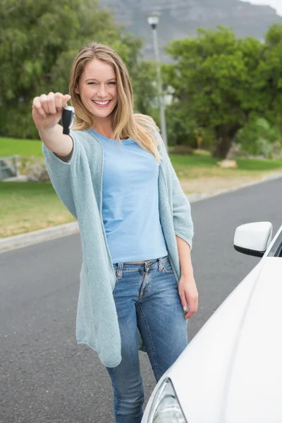 Jonge vrouw haar knop ingedrukt — Stockfoto