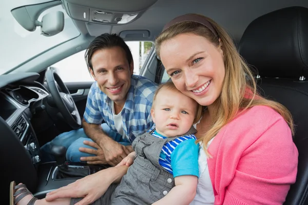 Parents et bébé en voiture — Photo